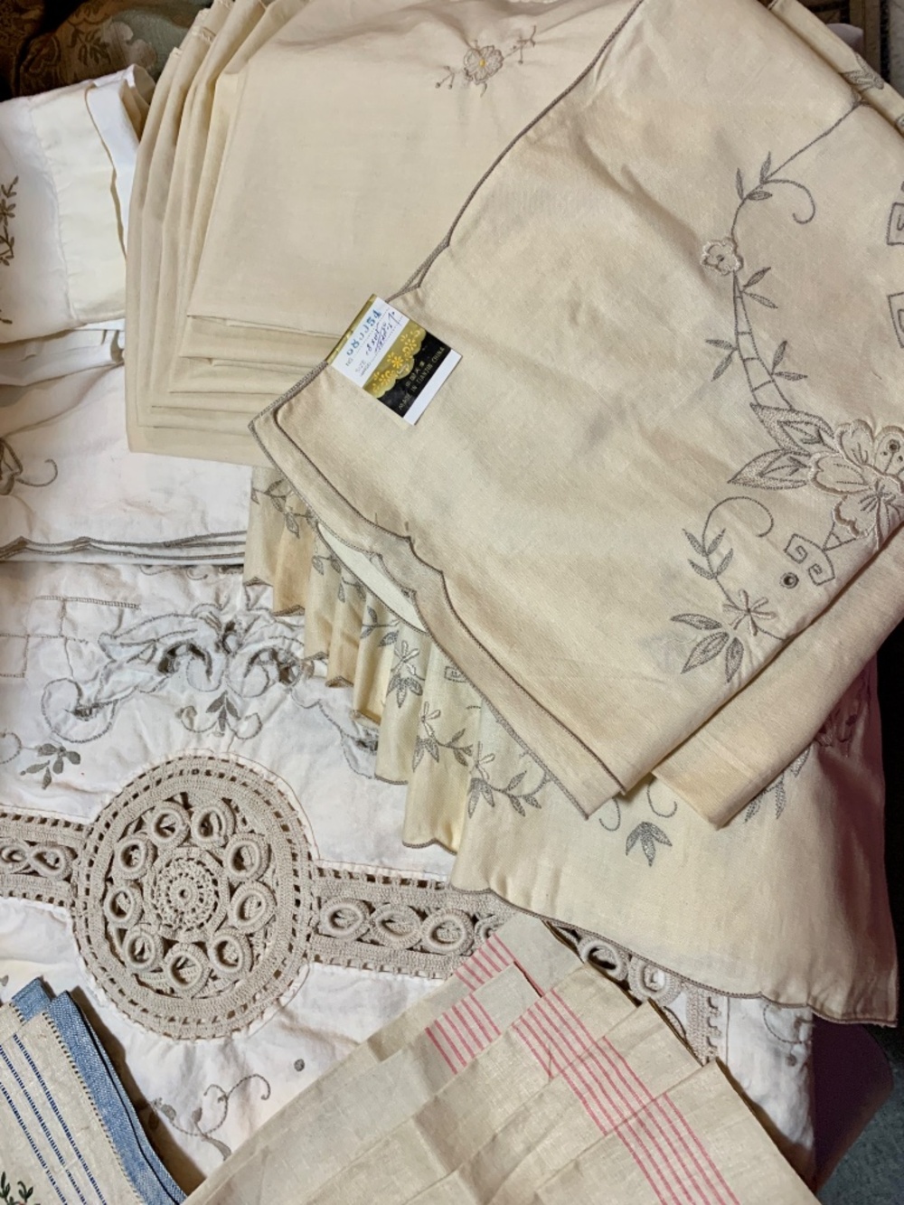 Lot Vintage Embroidered Crocheted Tablecloth Runners Napkins Craft Upcycle Use - Picture 4 of 6